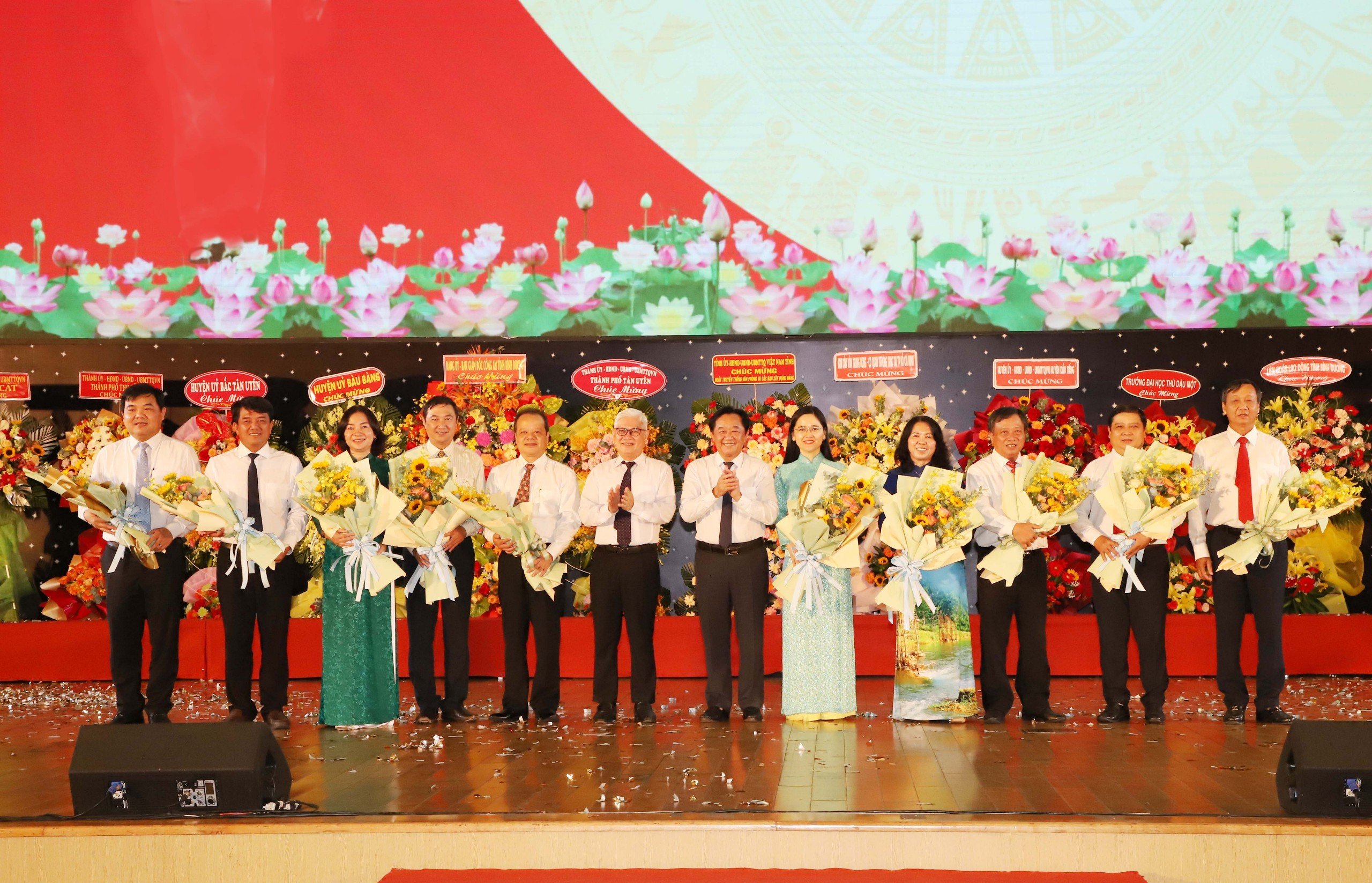 Các đồng chí lãnh đạo tỉnh tặng hoa chúc mừng các cơ quan chuyên trách tham mưu, giúp việc của Tỉnh ủy và các đồng chí lãnh đạo ban đảng Trung ương (Ảnh: Quốc Chiến).